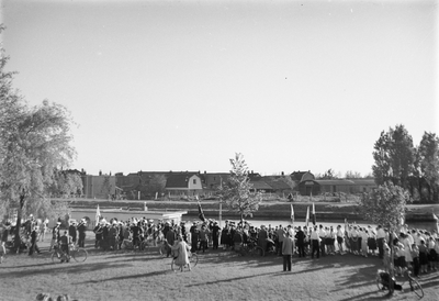 825451 Gezicht op het plantsoen aan de Merwedekade te Utrecht, tijdens de opstelling voor de Avondvierdaagse. Op de ...